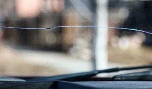 De ce se fisureaza parbrizele masinilor?