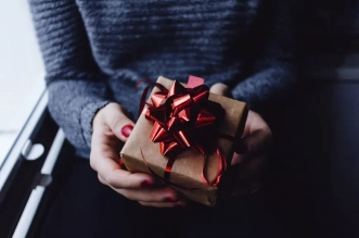 Cadouri personalizate – de ce sa oferim acest tip de cadouri