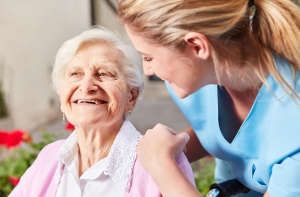 Ingrijire la domiciliu vs azil de batrani: care este cel mai potrivit pentru familia ta?