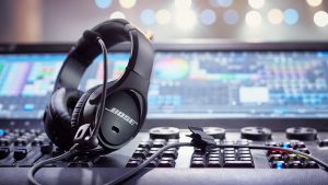 Descoperă experiența extraordinară a sunetului fidel cu o pereche de caşti Bose B40