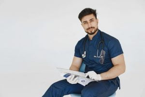 Află care sunt criteriile importante în alegerea uniformei medicale