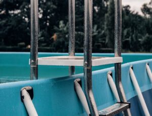 Piscina supraterană vs îngropată Care structură metalică ți se potrivește - pentru aicuce.ro