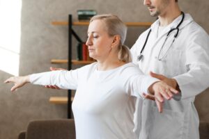 medic verificând echilibrul unei paciente